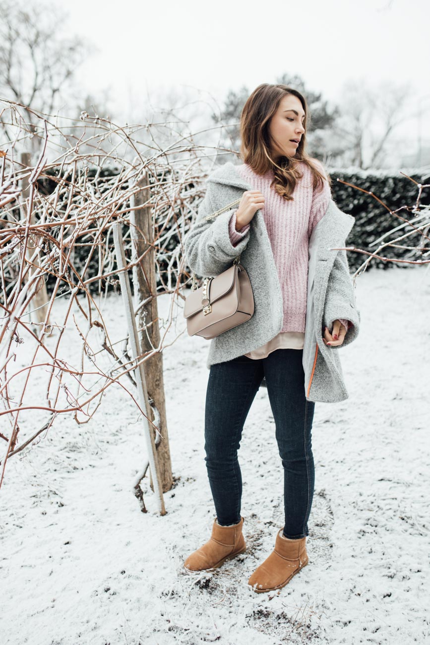 OUTFIT: Bubblegum Pink Sandro Pullover | www.yourockmylife.com 161221_feinerlei_grey_coat_yourockmylife_blog-12