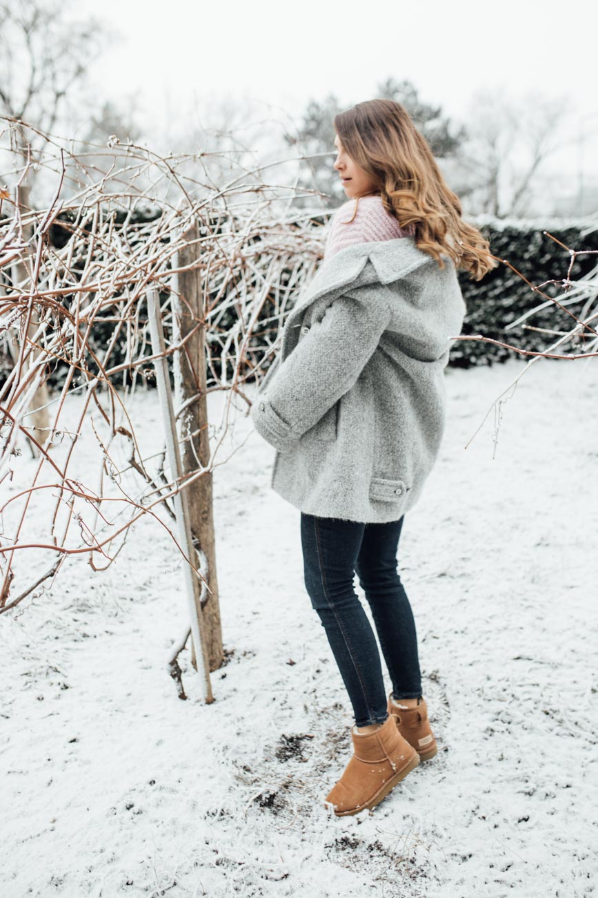 OUTFIT: Bubblegum Pink Sandro Pullover | www.yourockmylife.com 161221_feinerlei_grey_coat_yourockmylife_blog-13
