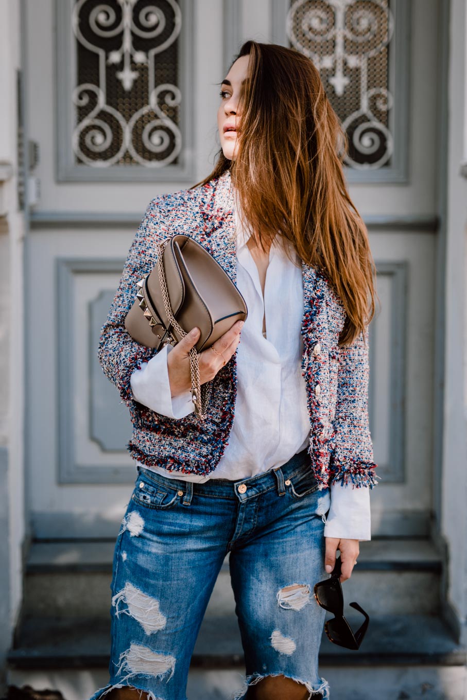 Outfit: What would Carrie do? | Zara Boho Slides, Ripped Jeans, Linen Shirt, Valentino Lock Bag, Chanel Like Jacket | You Rock My Life