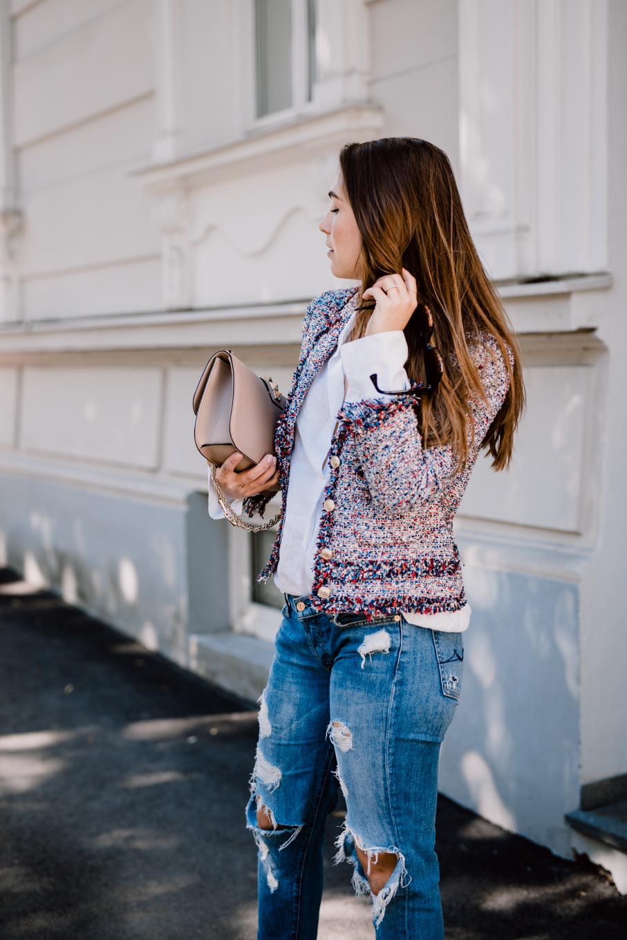 Outfit: What would Carrie do? | Zara Boho Slides, Ripped Jeans, Linen Shirt, Valentino Lock Bag, Chanel Like Jacket | You Rock My Life