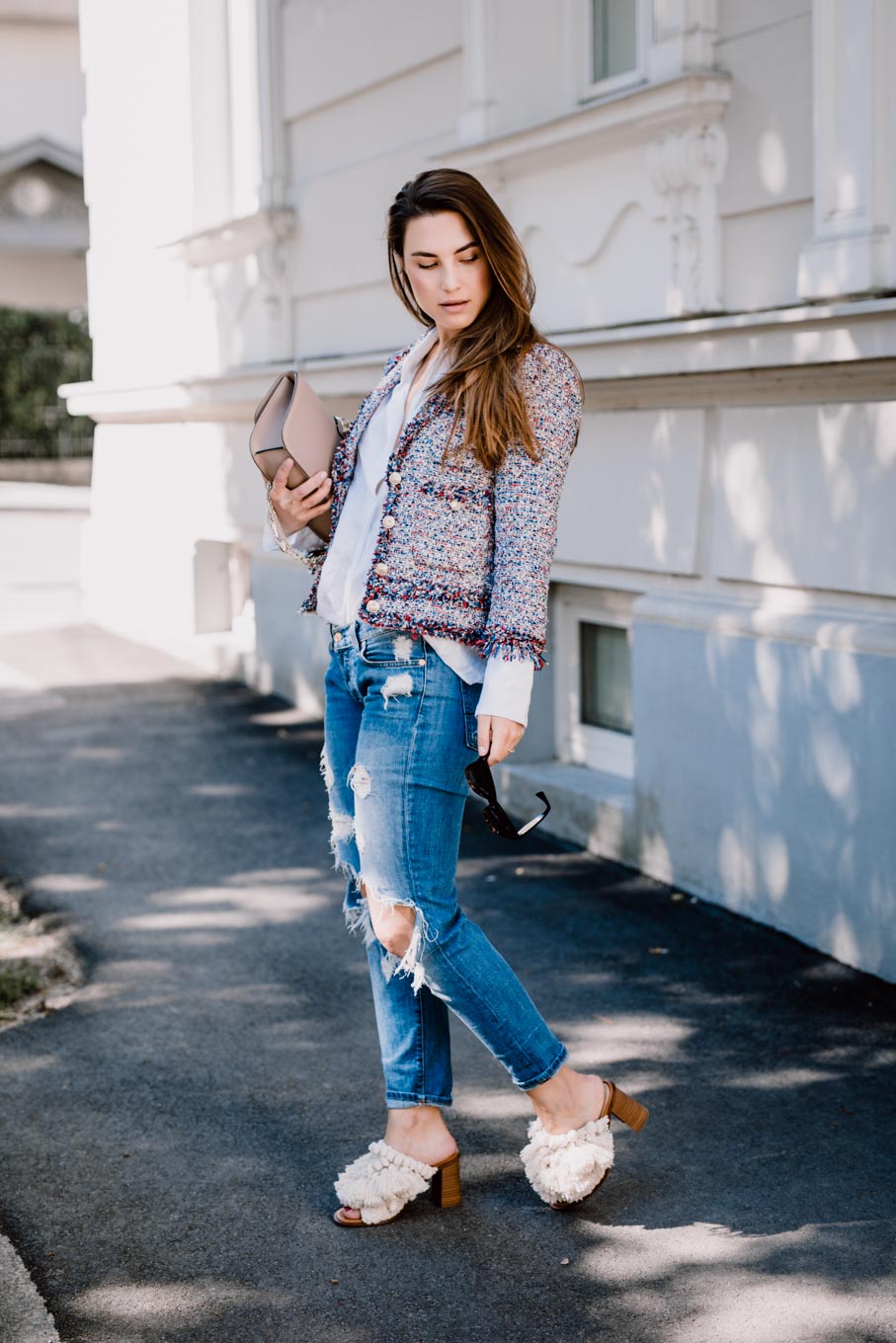 Outfit: What would Carrie do? | Zara Boho Slides, Ripped Jeans, Linen Shirt, Valentino Lock Bag, Chanel Like Jacket | You Rock My Life