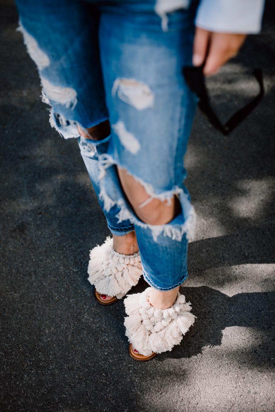 Outfit: What would Carrie do? | Zara Boho Slides, Ripped Jeans, Linen Shirt, Valentino Lock Bag, Chanel Like Jacket | You Rock My Life