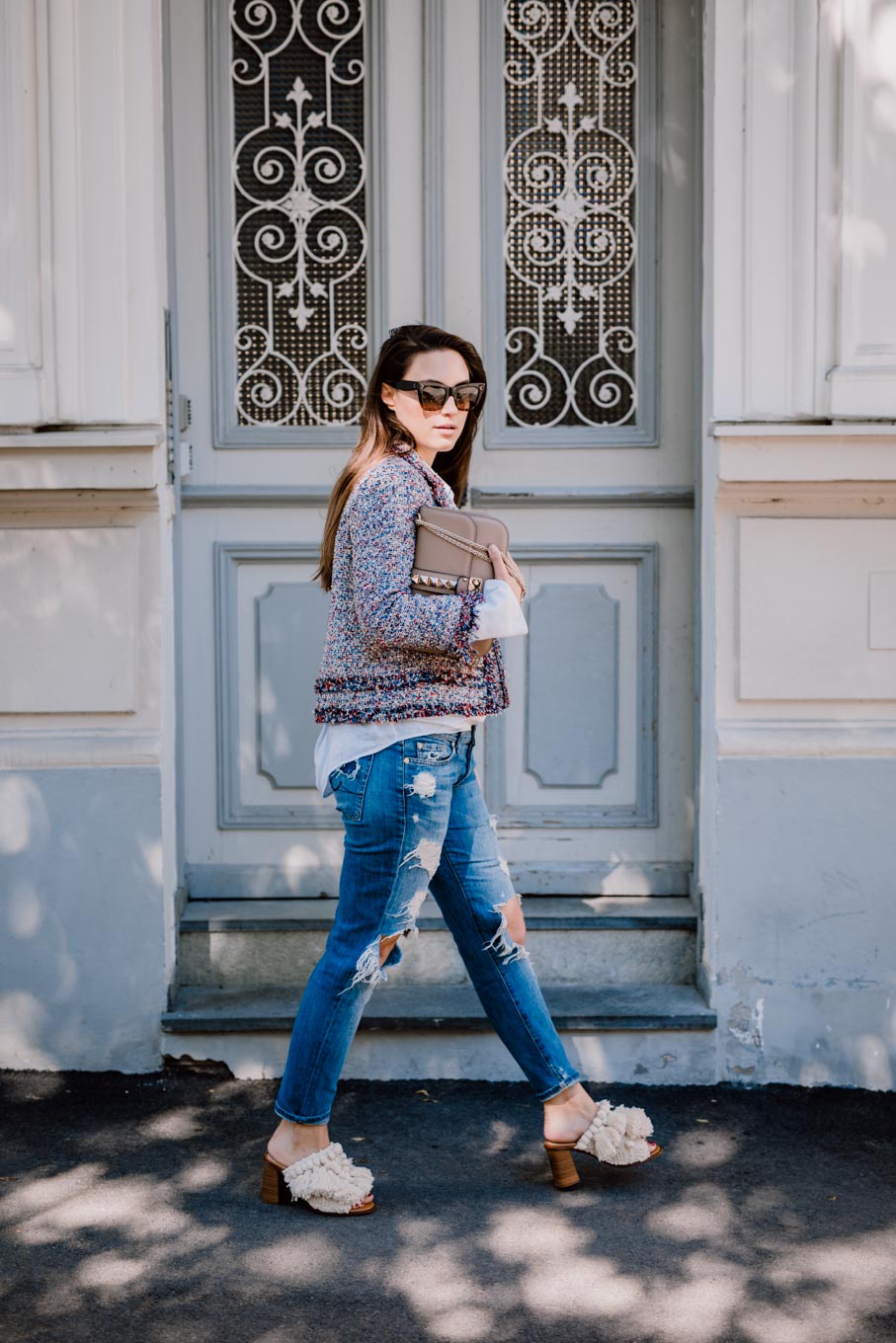 Outfit: What would Carrie do? | Zara Boho Slides, Ripped Jeans, Linen Shirt, Valentino Lock Bag, Chanel Like Jacket | You Rock My Life