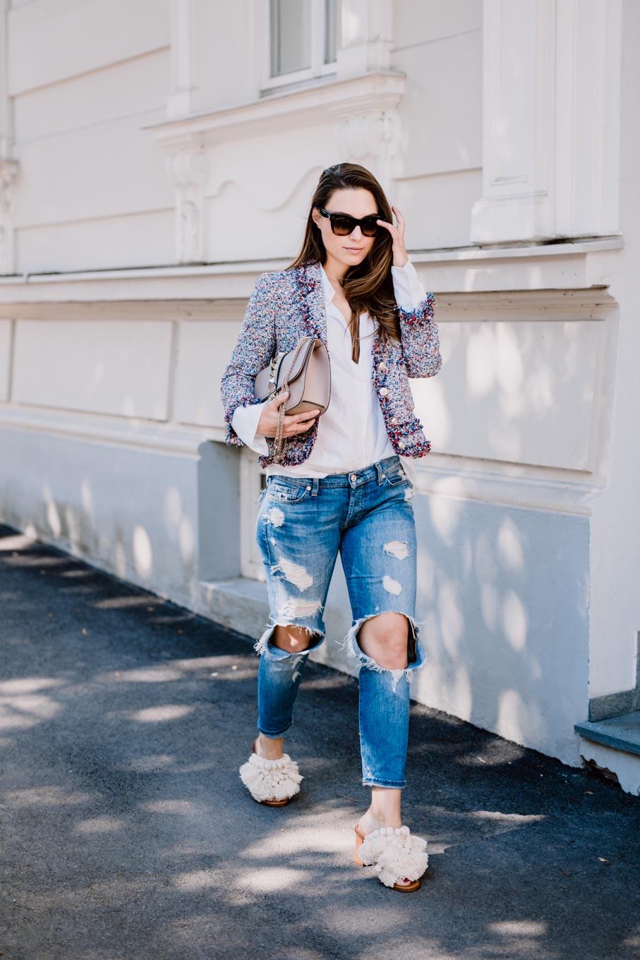 Outfit: What would Carrie do? | Zara Boho Slides, Ripped Jeans, Linen Shirt, Valentino Lock Bag, Chanel Like Jacket | You Rock My Life