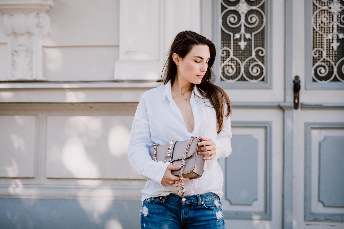 Outfit: What would Carrie do? | Zara Boho Slides, Ripped Jeans, Linen Shirt, Valentino Lock Bag, Chanel Like Jacket | You Rock My Life