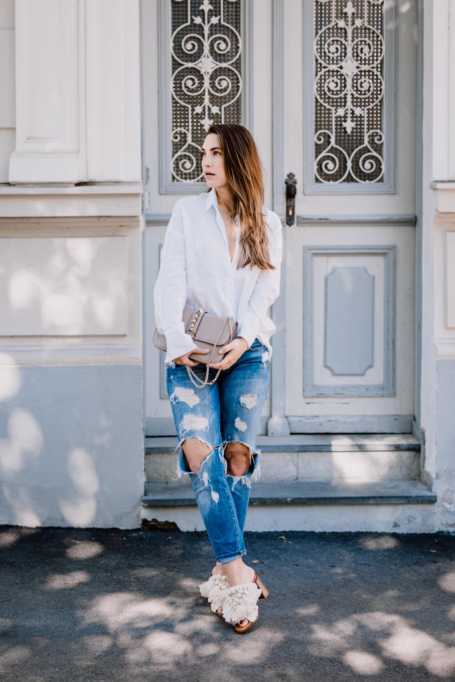 Outfit: What would Carrie do? | Zara Boho Slides, Ripped Jeans, Linen Shirt, Valentino Lock Bag, Chanel Like Jacket | You Rock My Life