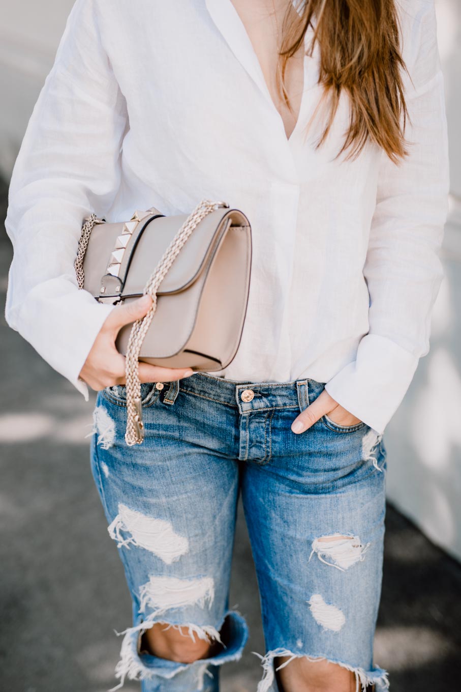 Outfit: What would Carrie do? | Zara Boho Slides, Ripped Jeans, Linen Shirt, Valentino Lock Bag, Chanel Like Jacket | You Rock My Life