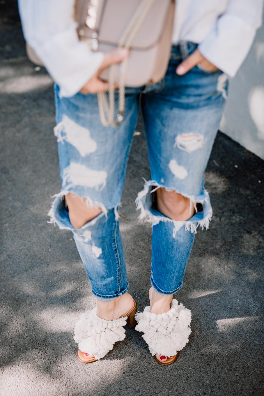 Outfit: What would Carrie do? | Zara Boho Slides, Ripped Jeans, Linen Shirt, Valentino Lock Bag, Chanel Like Jacket | You Rock My Life