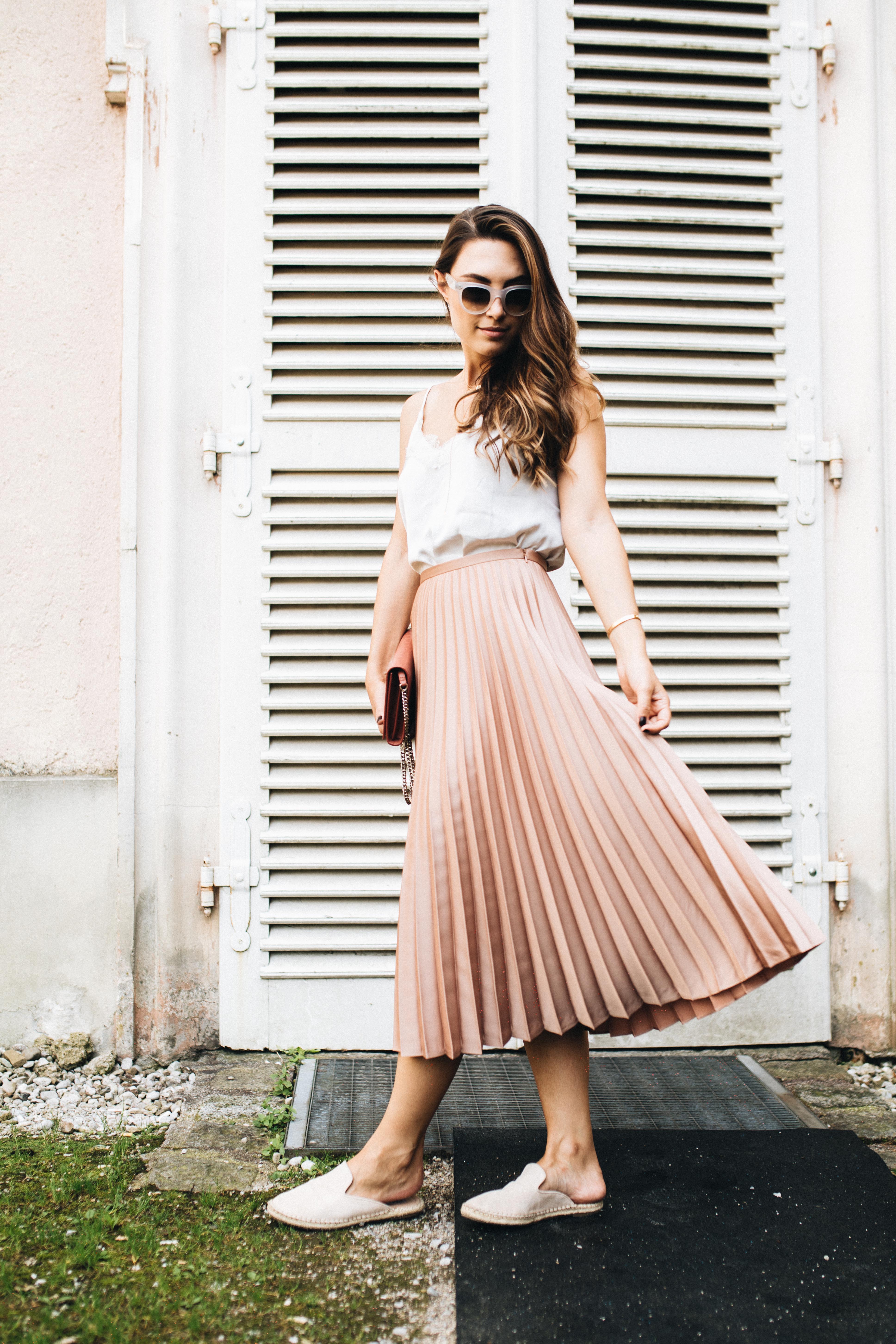 Outfit: How to wear pleated skirts during the day, Saint Laurent chain  wallet, Hallhuber pleated skirt, Steve Madden espadrilles, Marc O'Polo silk  camisole