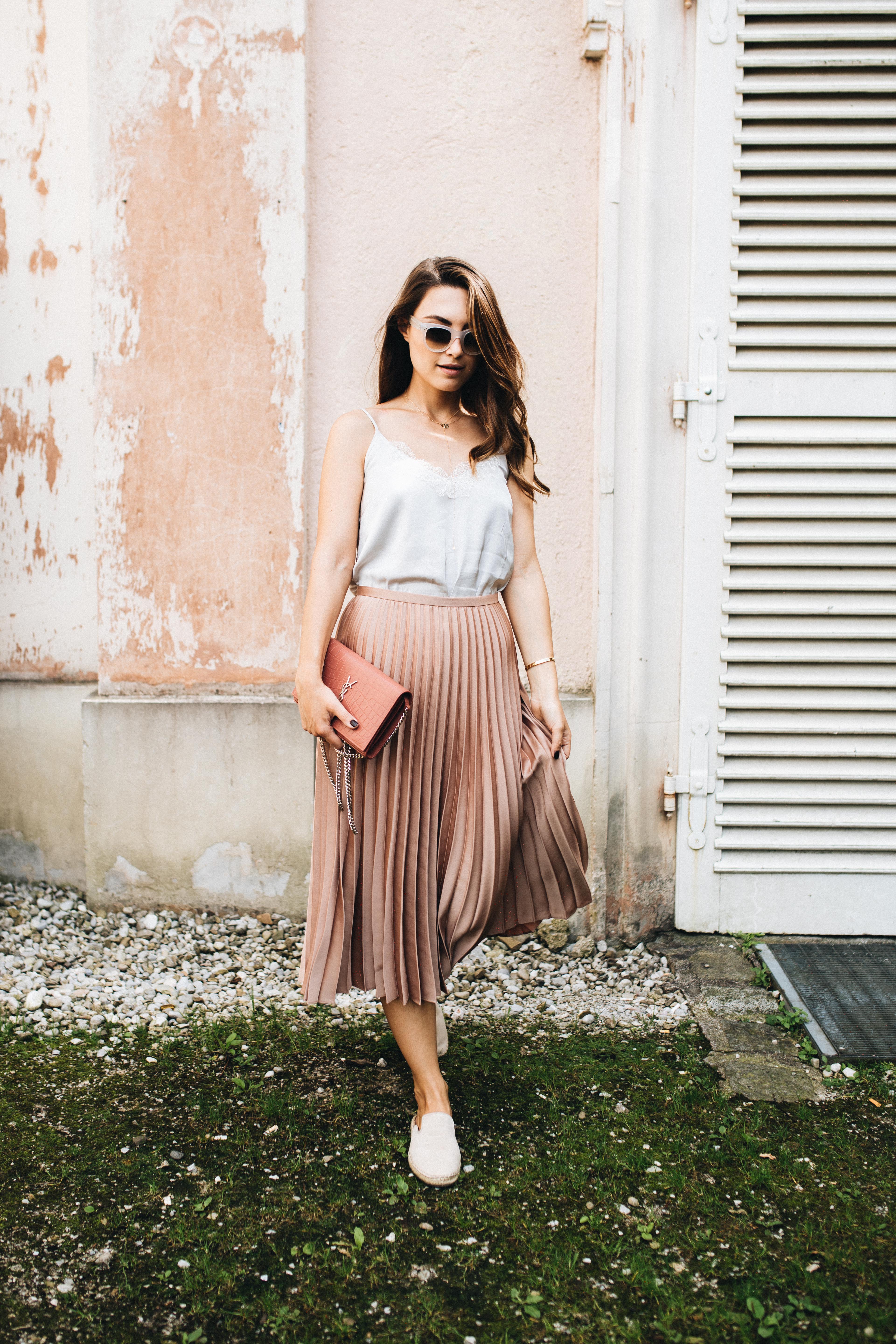 Outfit: How to wear plissé skirts during the day | YSL chain wallet, Hallhuber plissé skirt, Steve Madden espadrilles, Marc O'Polo silk camisole | you rock my life