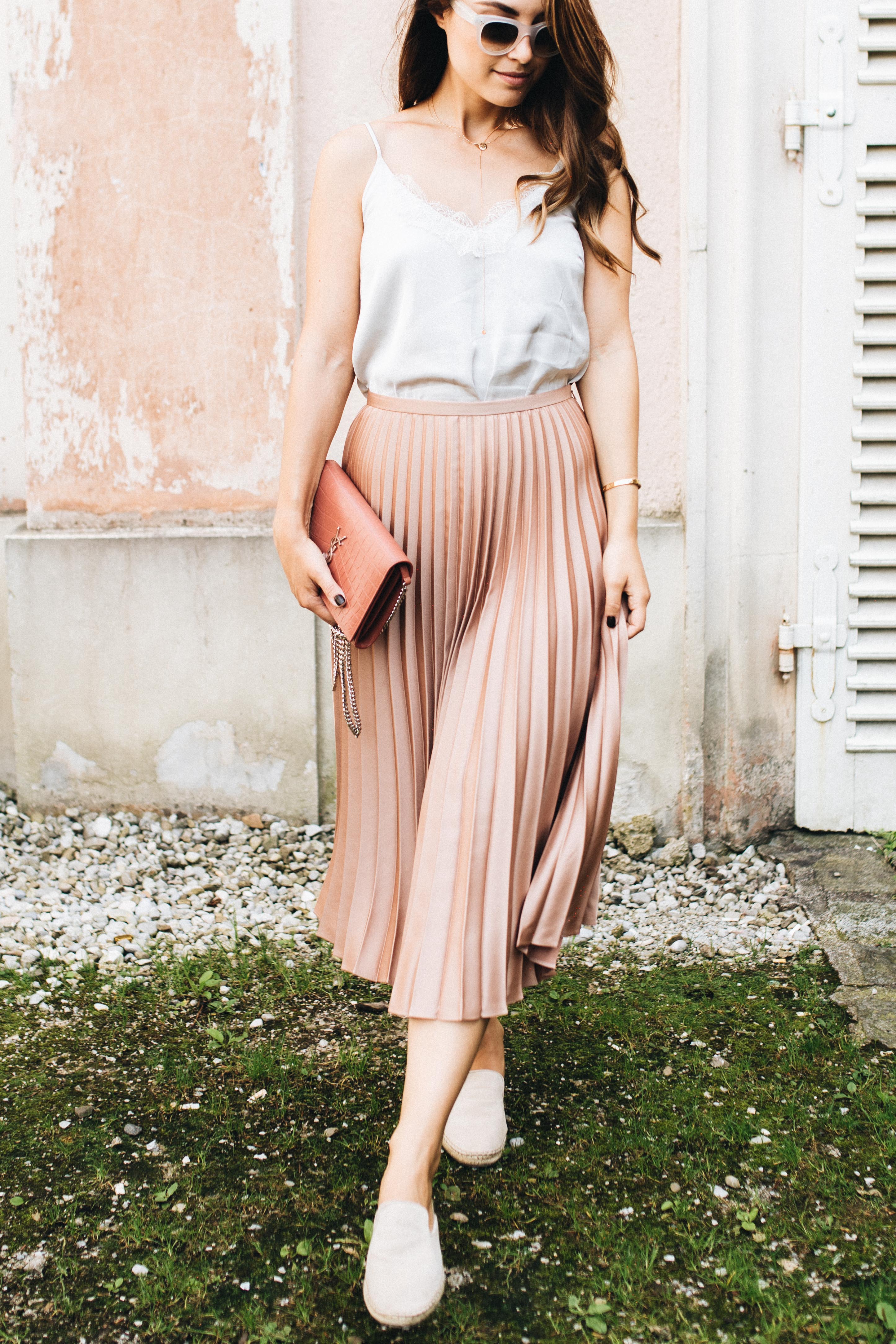 Outfit: How to wear plissé skirts during the day | YSL chain wallet, Hallhuber plissé skirt, Steve Madden espadrilles, Marc O'Polo silk camisole | you rock my life