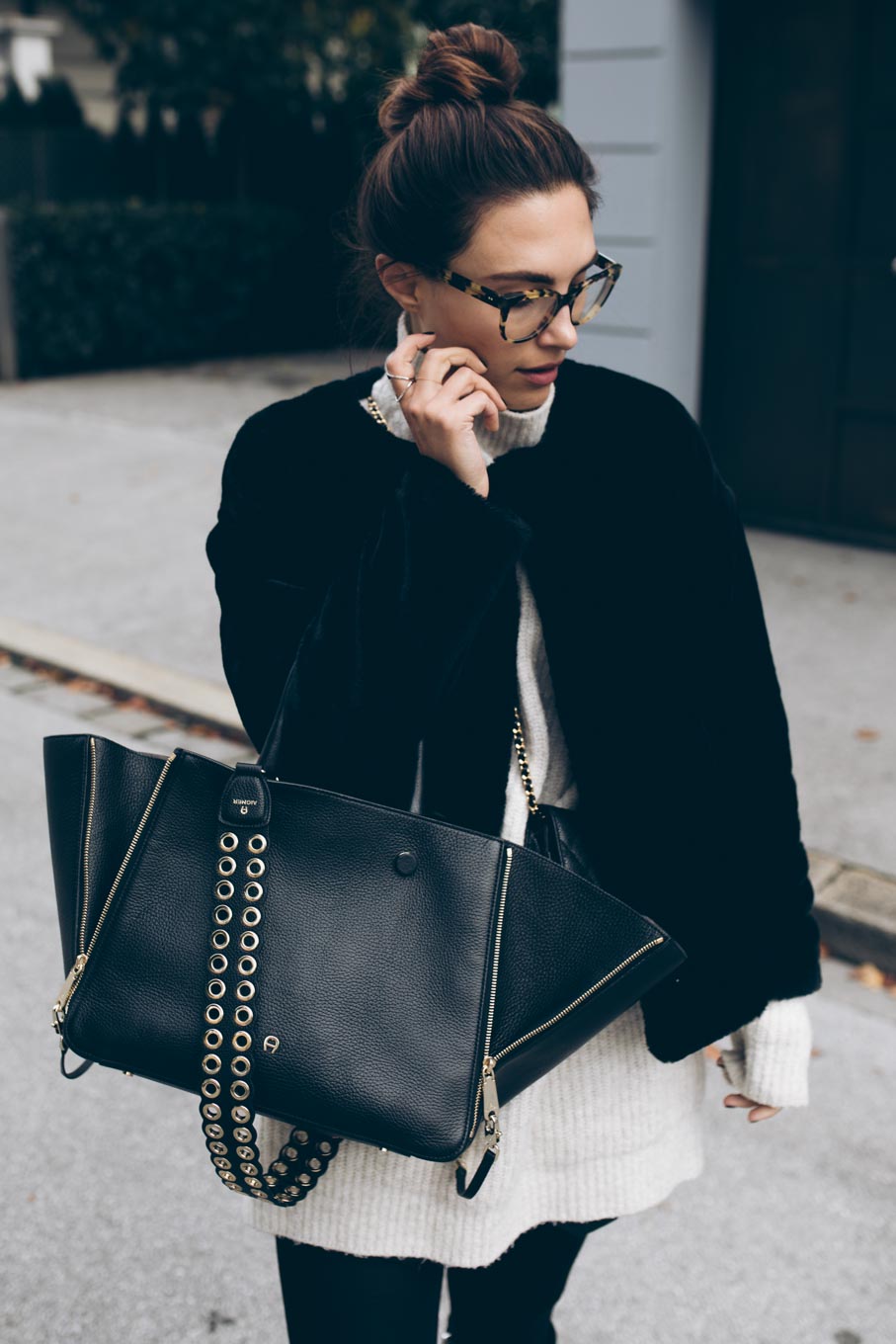 You rock my life: Zara Faux Fur Jacket, Oversized Jumper, Zara Boots, VIU The Beauty glasses, Aigner Lea Bag, Chanel Walltet on chain | Outfit For Fall 