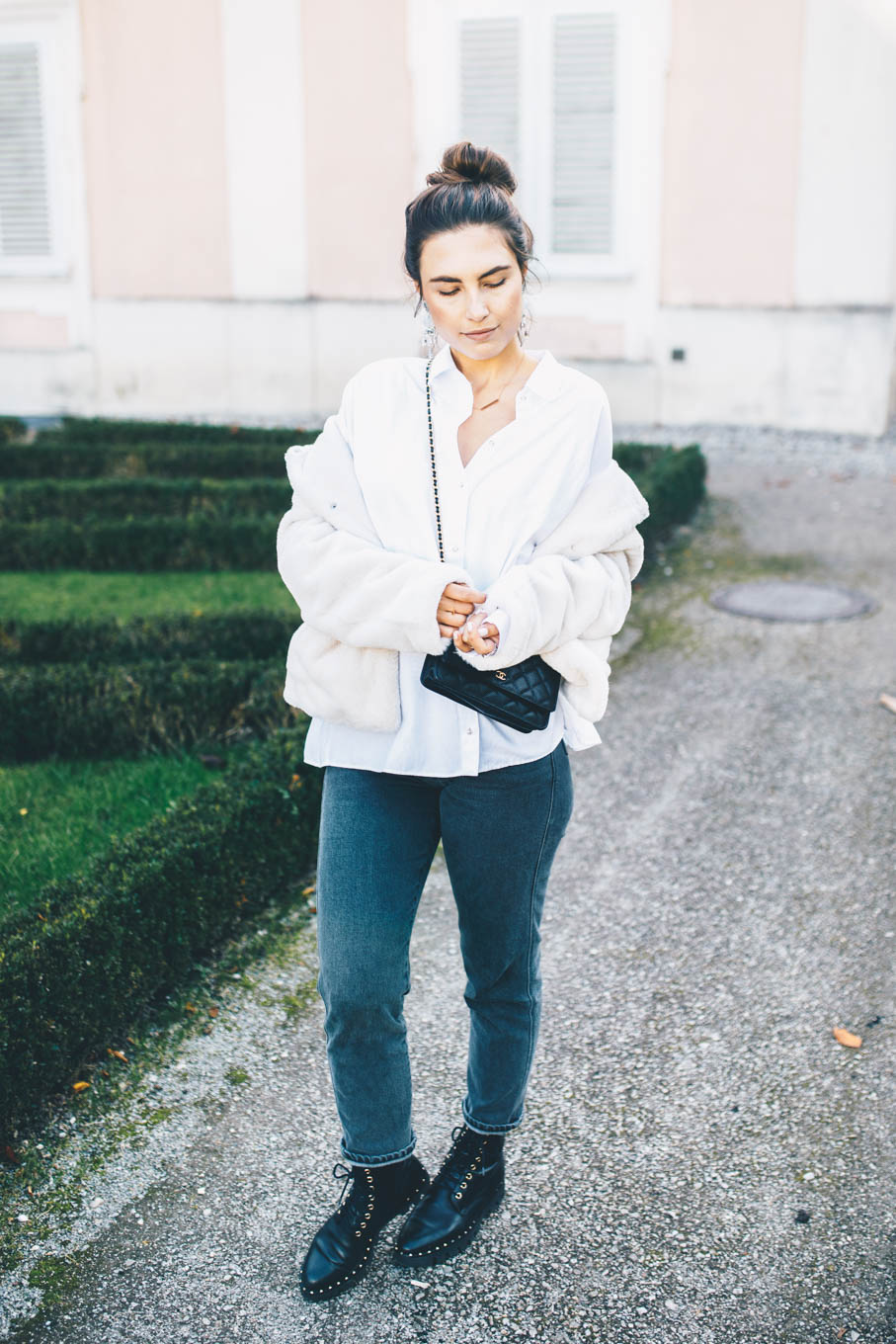 Outfit: Closed Pedal Pusher Jeans, Zara Blouse, Faux Fur Jacket, Maschalina Earrings, Leo Mathild Ring, Högl Shoes, Chanel WOC, Céline Baby Audrey Sunglasses | you rock my life