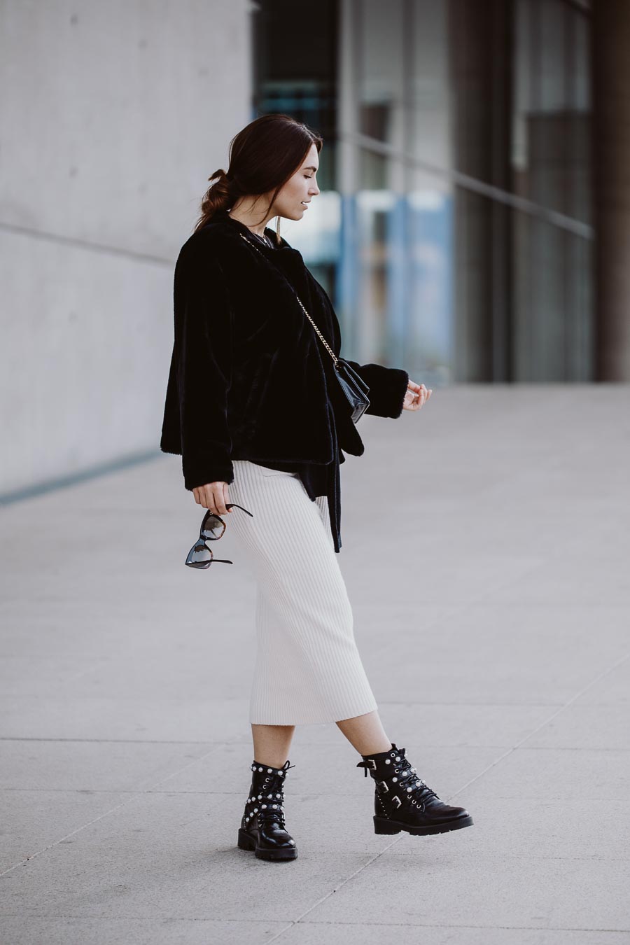 Outfit: Black and White, Wool Skirt, Sandro Paris Sweater, Anna Inspiring Jewelry, Chanel Wallet on Chain, Zara Boots, Messy Bun | you rock my life